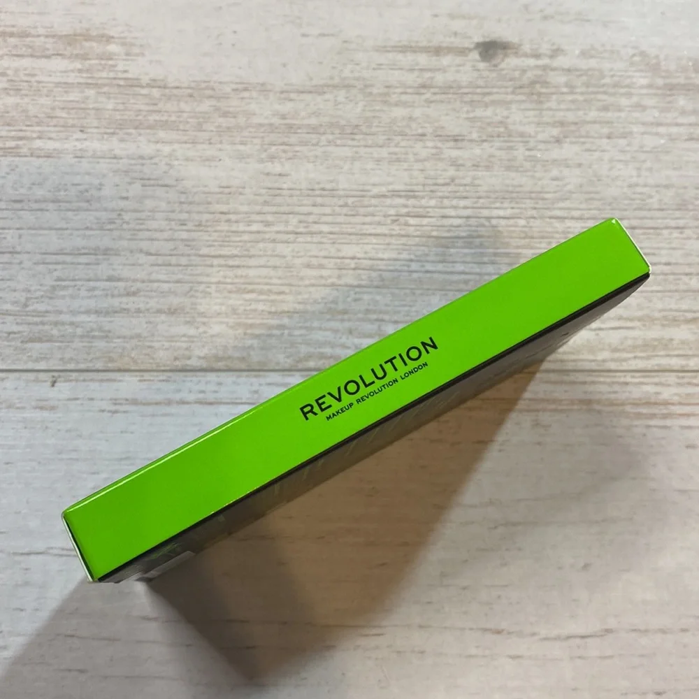 Revolution The Simpson Treehouse Of Horror Alien Maggie Eyeshadow Palette